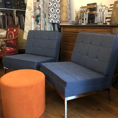 chauffeuse Florence Knoll tissu bleu tabouret orange