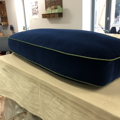 coussin d'un canapé en plume avec un câblé et du velours 