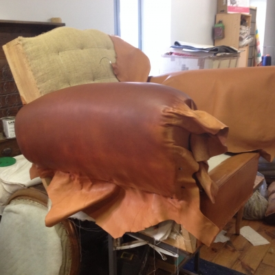 assise crin guindage suspendu carcasse d'un club mise en crin manchette plus dossier couverture cuir basane cognac