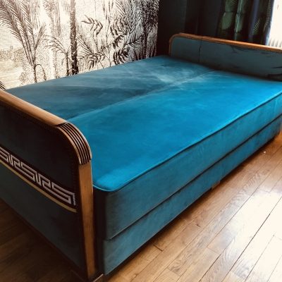 Canapé clic-clac des années 40 refait en mousse couverture velours bleu canard