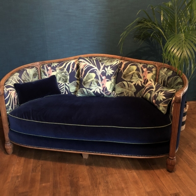 canapé art nouveau coussin en plume avec un câblé en velours tissu jungle finition cloutée renaissance