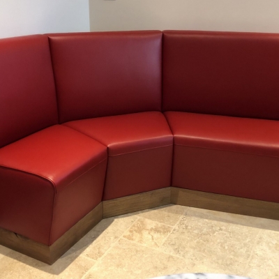 fabrication d'une carcasse de banquette en mousse sur mesure skaï rouge