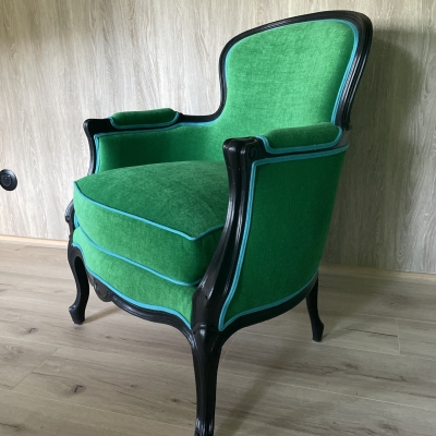 bergère Louis XV peint noir tissu Amara vert gazon finition double corde bleu