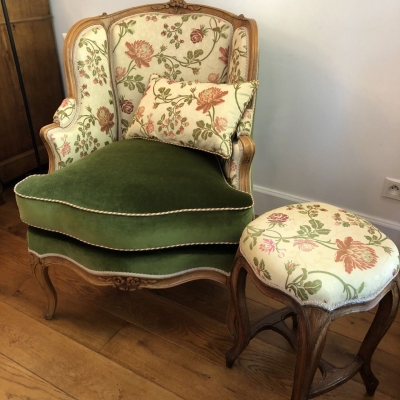Bergère Louis XV 3parties dans le dossier tissu velours coton vert et soierie finition coussin câblé et tabouret Louis XV