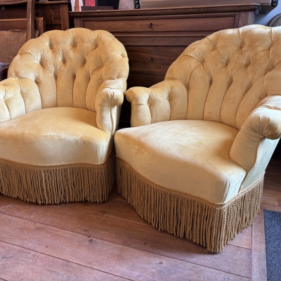 crapaud capitonné en velours or avec frange 