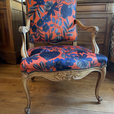 Fauteuil Régence tissu Thevenon velours rouge finition clous renaissance