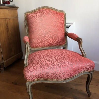 Fauteuil Louis XV tissu Osborne corail finition cloutée