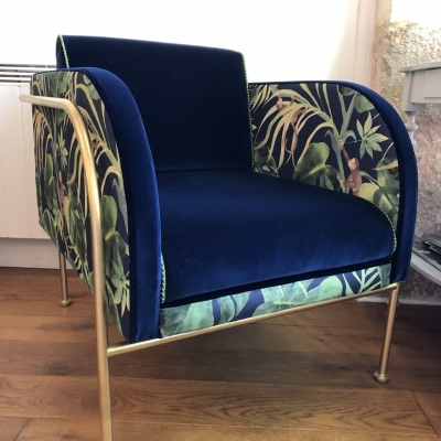 fauteuil année 70 structure acier dorée tissu velours bleu marine et jungle 