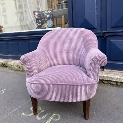 Fauteuil crapaud en mousse velours parme violet côtelé 