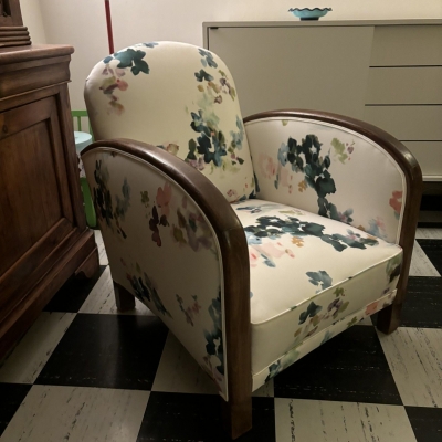 fauteuil grand bridge accoudoir plein satin fleurs sur fond blanc 