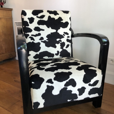 Fauteuil grand bridge peint en noir tissu velours vache 