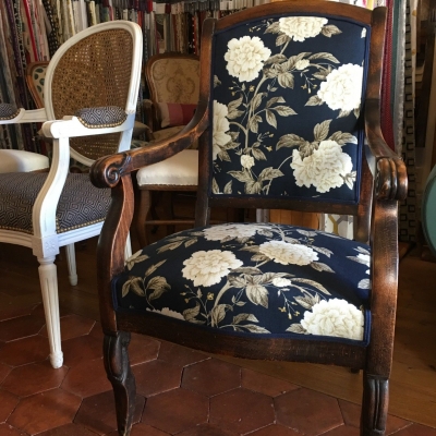 Fauteuil Louis Philippe tissu fleuri Sanderson 