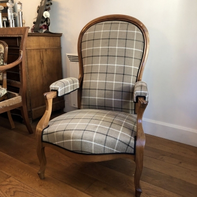 Fauteuil voltaire tissu à carreau Romo gris et bleu