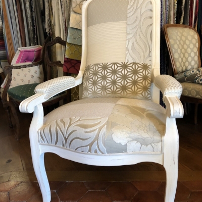 Voltaire peint blanc patchwork de tissu blanc cassé 