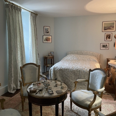 Rideau doublé en soie tête plis tapissier  tringle Houles dessus de lit et fauteuil Louis XVI 