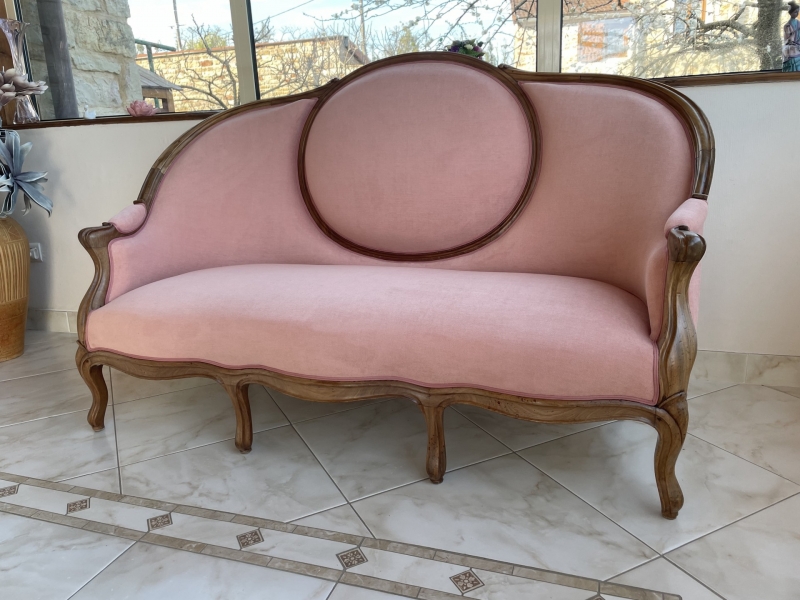 Canapé Louis Philippe dossier avec médaillon finition galonnée tissu Amara